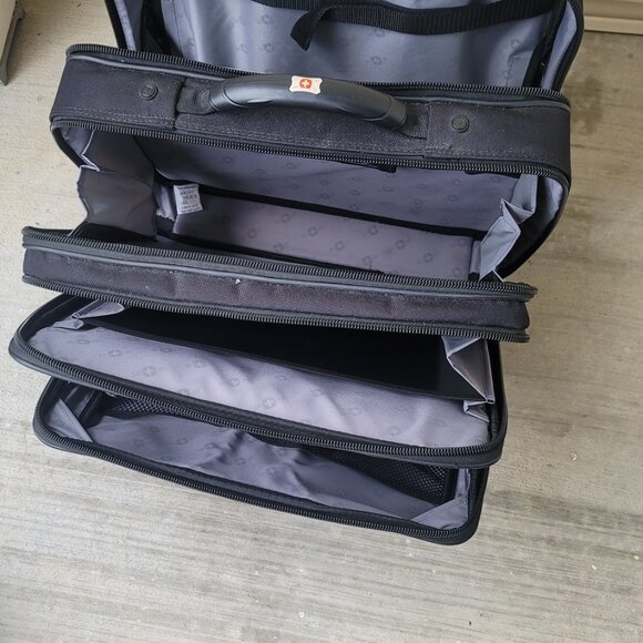 Swissgear Black Red Rolling Briefcase Padded Laptop Pocket 17 Inches - Picture 13 of 16